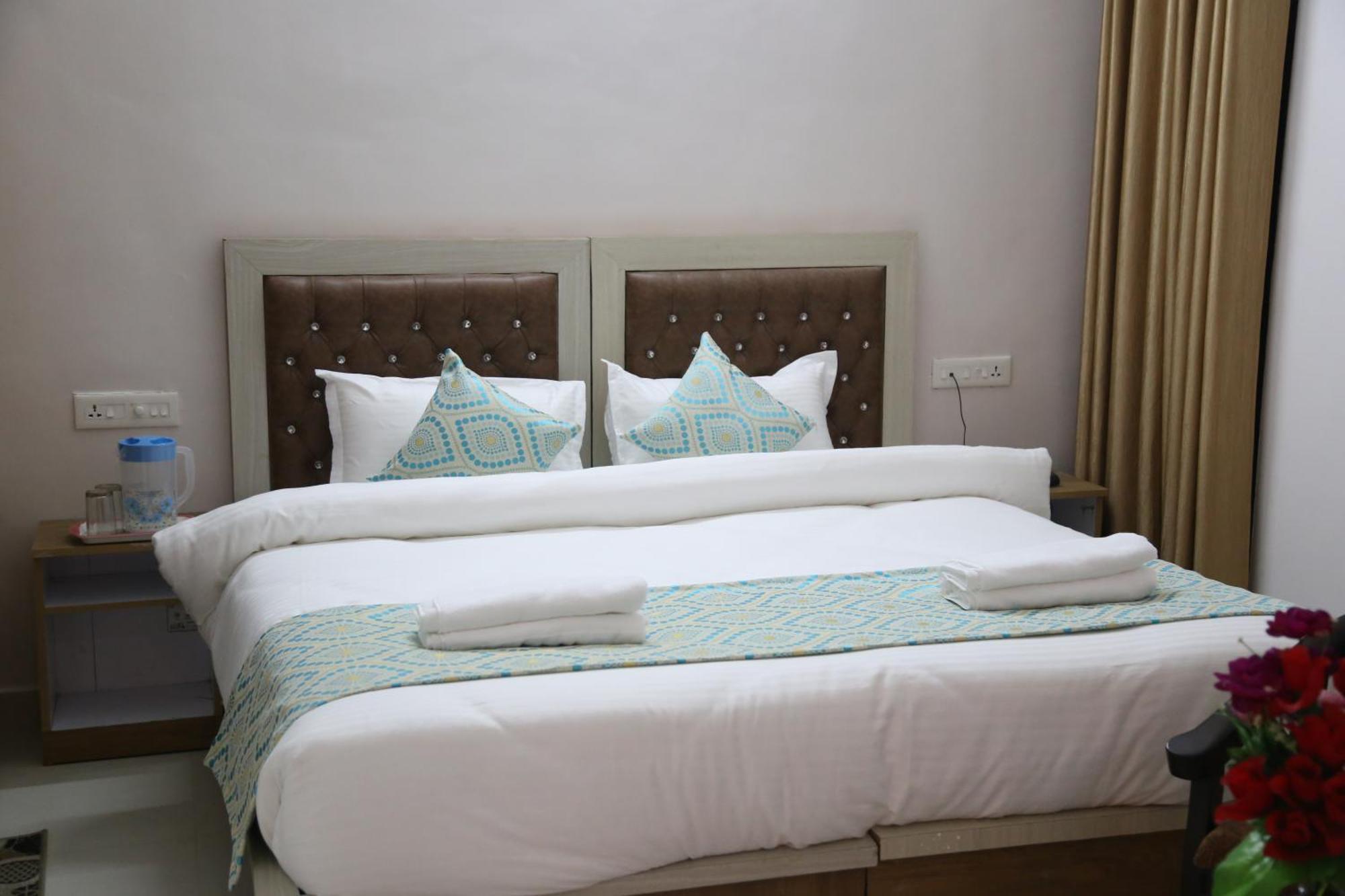 רישיקש Hotel Yog Tapovan- Rafting Available מראה חיצוני תמונה