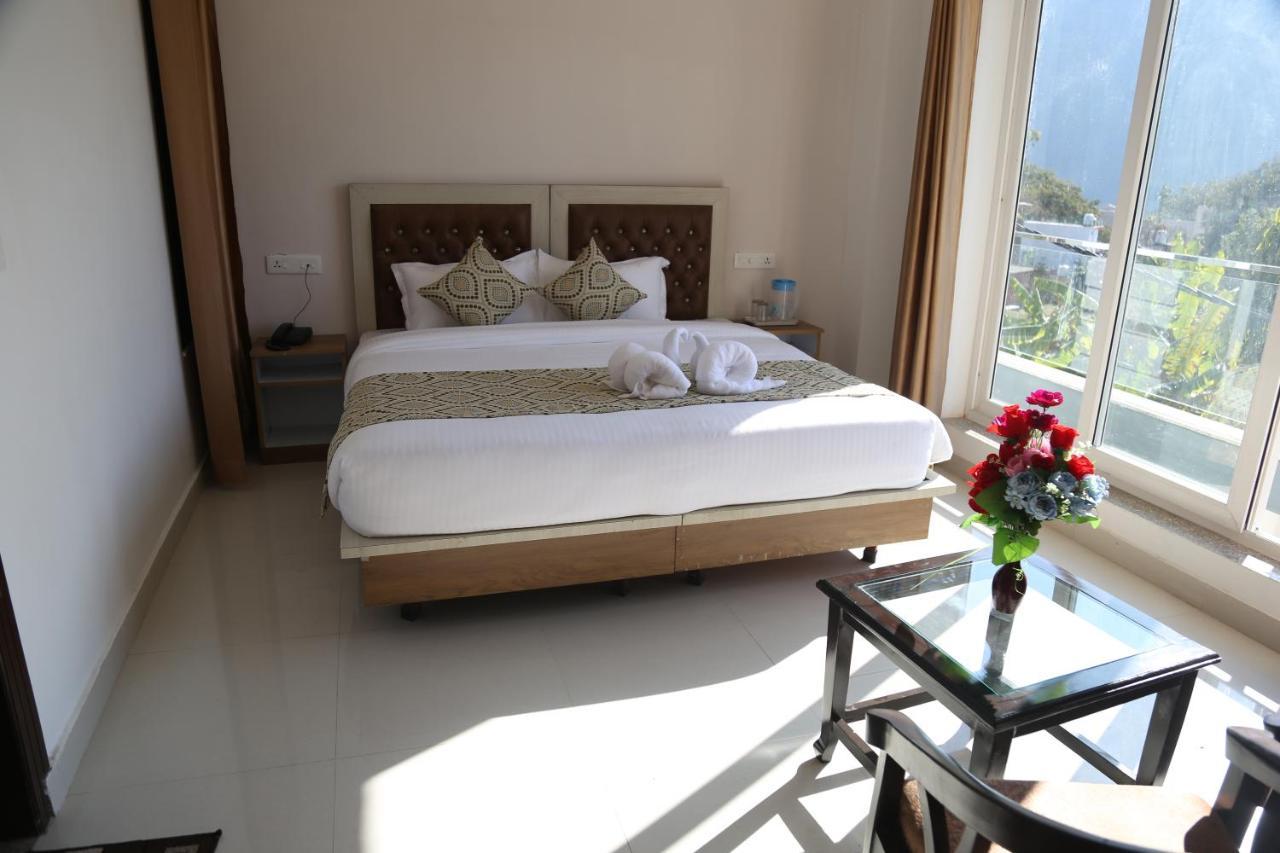 רישיקש Hotel Yog Tapovan- Rafting Available מראה חיצוני תמונה