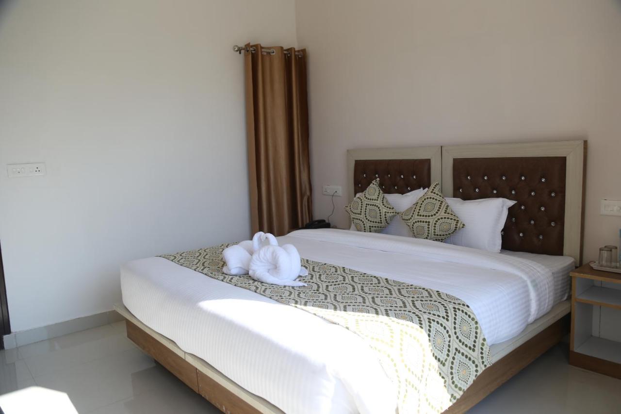 רישיקש Hotel Yog Tapovan- Rafting Available מראה חיצוני תמונה